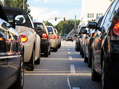 Stau auf einer Straße mit mehreren Autos.